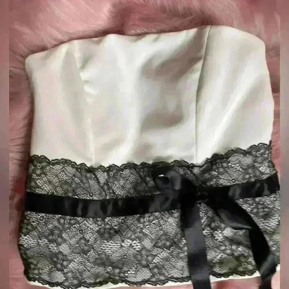 White corset with lace. - Picture 4 of 5